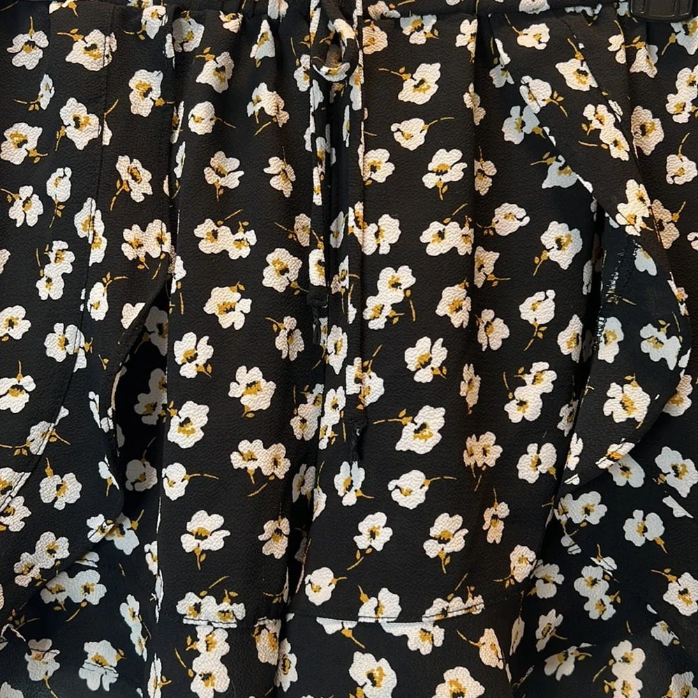 Joe B Black Ruffle Shorts with White Floral Design. Size Large. - Picture 5 of 8
